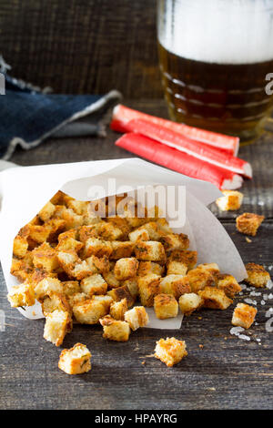 Gli snack. Crackers di granchio, essiccato il pane bianco e i bastoncini di granchio e il ketchup sul tavolo di legno. Foto Stock