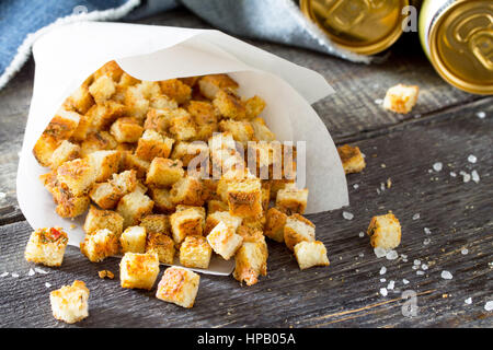 Gli snack. Crackers di granchio, essiccato il pane bianco e i bastoncini di granchio e il ketchup sul tavolo di legno. Foto Stock