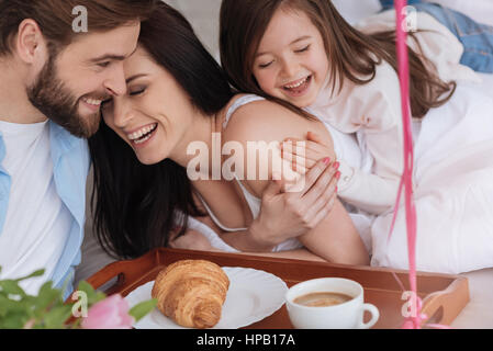 Calda atmosfera. Felice positivo Famiglia Felice costeggiata a vicenda e ridere mentre avente un grande tempo insieme Foto Stock