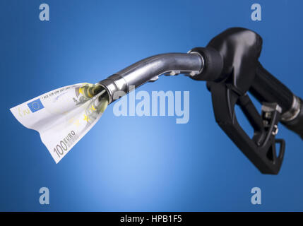 Zapfpistole verschlingt 100 euro schein Foto Stock