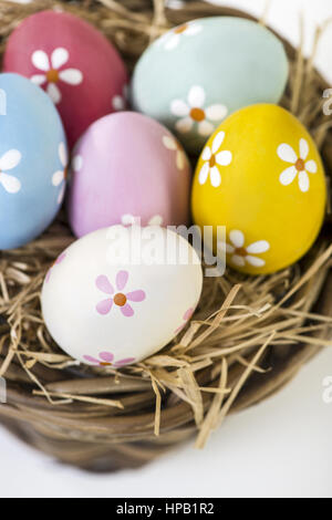 Ostereier liegen in osternest Foto Stock