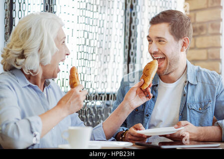 Fatto in casa la cottura. Piacevole prendersi cura di età della donna e suo nipote di mangiare polpette e sresting in cafe insieme. Foto Stock