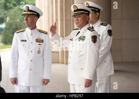 Stati Uniti Capo di operazioni navali di John Richardson (sinistra) soddisfa con popoli cinese comandante dell'armata di liberazione Wu Shengli al PLA(N) Sede Luglio 18, 2016 a Pechino, in Cina. Foto Stock