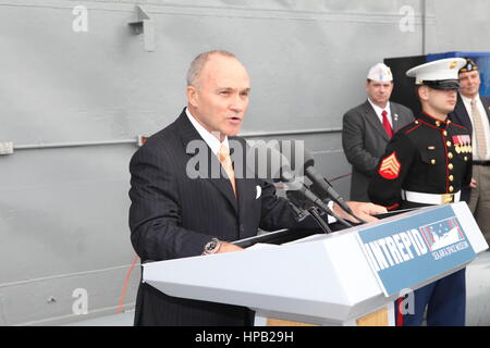 New York City il commissario di polizia Raymond Kelly parla durante la Intrepid Sea, Air & Space Museum di taglio della torta cerimonia Novembre 10, 2009 nella città di New York, New York. Foto Stock