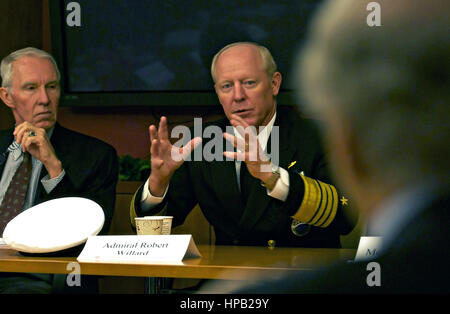 Stati Uniti Pacifico Comando comandante Robert Willard parla con l'Università di Harvard facoltà Novembre 18, 2010 a Boston, Massachusetts. Foto Stock