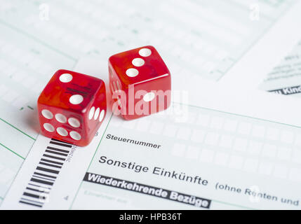 Steuerunterlagen mit rotem wuerfel Foto Stock