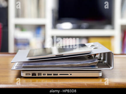 Taplet-pc, laptop und aktenordner Foto Stock