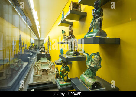 Sculture asiatiche e artefatti all'interno di Toronto Royal Ontario Museum Foto Stock