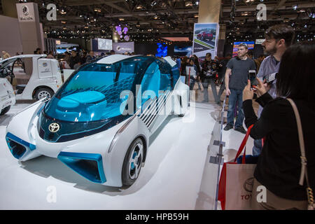 Persone checking out Toyota auto auto pilotaggio FCV Plus a mostrare l'auto a Toronto Ontario Canada Foto Stock