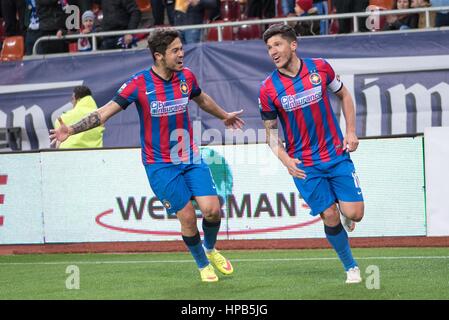 2 aprile 2015: Gabriel Iancu L, Cristian Tanase #10 di FCSB godendo l'obiettivo durante la Timisoreana Romania Cup Soccer Game tra FC Steaua Bucharest ROU e FC Petrolul Ploiesti ROU a livello nazionale Arena, Romania ROU. Foto: Cronos/Catalin Soare Foto Stock