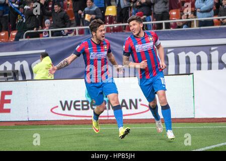 2 aprile 2015: Gabriel Iancu L, Cristian Tanase #10 di FCSB godendo l'obiettivo durante la Timisoreana Romania Cup Soccer Game tra FC Steaua Bucharest ROU e FC Petrolul Ploiesti ROU a livello nazionale Arena, Romania ROU. Foto: Cronos/Catalin Soare Foto Stock