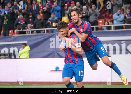 2 aprile 2015: Gabriel Iancu #9, Cristian Tanase #10 di FCSB godendo l'obiettivo durante la Timisoreana Romania Cup Soccer Game tra FC Steaua Bucharest ROU e FC Petrolul Ploiesti ROU a livello nazionale Arena, Romania ROU. Foto: Cronos/Catalin Soare Foto Stock