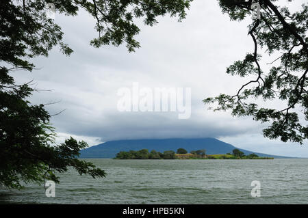 America centrale Nicaragua, paesaggi su un isola di Ometepe. L'immagine presente vista sul vulcano Maderas Foto Stock