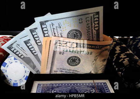 Il denaro tra i chip casino vicino. Giochi di fortuna sullo sfondo. Foto Stock