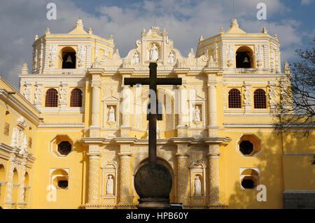 La facciata della chiesa coloniale nella città di Antigua in Guatemala, America Centrale Foto Stock