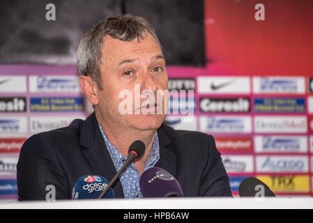 9 aprile 2015: Mircea Rednic il coach del Petrolul Ploiesti, alla conferenza stampa dopo la Liga io gioco tra FC Steaua Bucharest ROU e FC Petrolul Ploiesti ROU a livello nazionale Arena, Romania ROU. Foto: Cronos/Catalin Soare Foto Stock