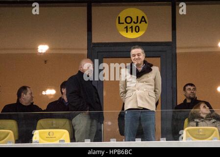 9 aprile 2015: Gigi Becali il proprietario di FCSB guarda live il primo gioco della sua squadra dopo aver lasciato il carcere a La Liga io gioco tra FC Steaua Bucharest ROU e FC Petrolul Ploiesti ROU a livello nazionale Arena, Romania ROU. Foto: Cronos/Catalin Soare Foto Stock