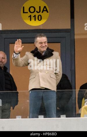 9 aprile 2015: Gigi Becali il proprietario di FCSB guarda live il primo gioco della sua squadra dopo aver lasciato il carcere a La Liga io gioco tra FC Steaua Bucharest ROU e FC Petrolul Ploiesti ROU a livello nazionale Arena, Romania ROU. Foto: Cronos/Catalin Soare Foto Stock