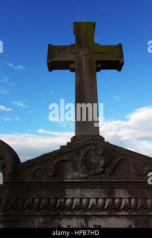 Cimitero croce in silhouette contro un cielo blu Foto Stock