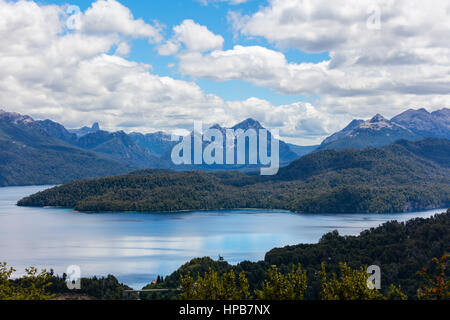 Vista panoramica del Nahuel Huapi lago dal Belvedere. Villa La Angostura, Argentina. Foto Stock