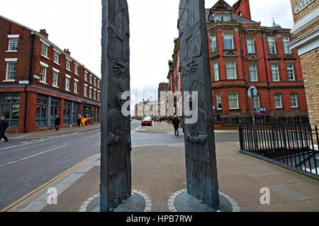 15ft statua in bronzo del vescovo David Sheppard e l Arcivescovo Derek Worlock inh speranza St Liverpool Regno Unito Foto Stock