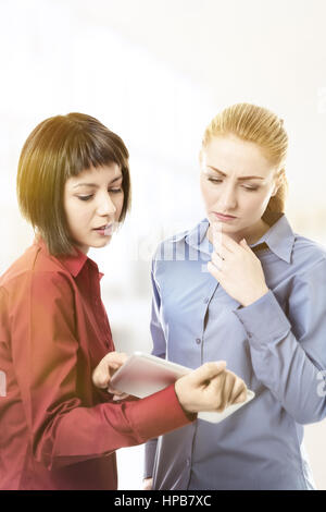 Due business donna che lavorano insieme Foto Stock