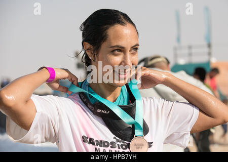 Dubai, Emirati Arabi Uniti - Febbraio 10th, 2017: Partecipa all'SandstormDXB gara: un fuori pista ostacolo in esecuzione la concorrenza. Foto Stock