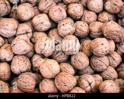 Le noci in un grande mazzo pronto a mangiare Foto Stock