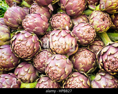 Mazzo di carciofi su un mercato degli agricoltori a Roma Foto Stock