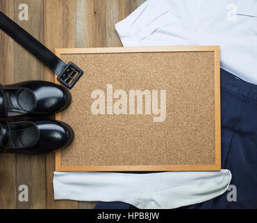 Still Life : Studente Thai girl uniforme con lo sfondo di legno sulla vista superiore Foto Stock