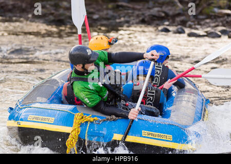 White water rafting un popolare la creazione di un team o gruppo attività sul fiume Dee o Afon Dyfrdwy Foto Stock