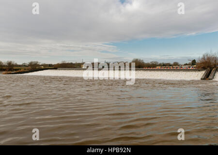 Il fiume di Trento che fluisce oltre Beeston weir nel Nottinghamshire Foto Stock