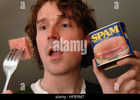 Tom payne con una lattina di spam (prosciutto speziato) e una ricreazione di un tempo di guerra pasto di spam Foto Stock