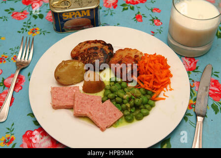 Tom payne con una lattina di spam (prosciutto speziato) e una ricreazione di un tempo di guerra pasto di spam Foto Stock