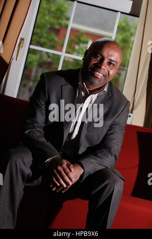 Danny Wallace all'interno del P.F.A. sede a Oxford corte, Manchester, dove è stato presentato con una placca per segnare il suo nuovo ruolo come un ambasciatore f Foto Stock