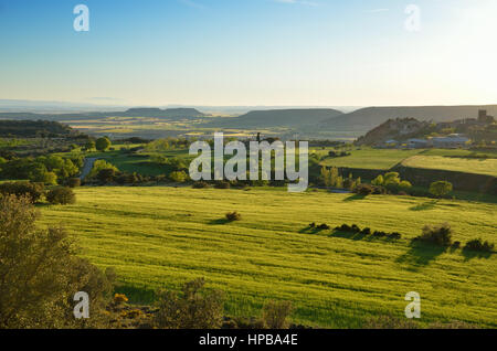 La fertile pianura è fotografato dal di sopra in primavera. Ci sono molti campi e piantagioni, piatto remote colline coperte di vegetazione lussureggiante. Foto Stock