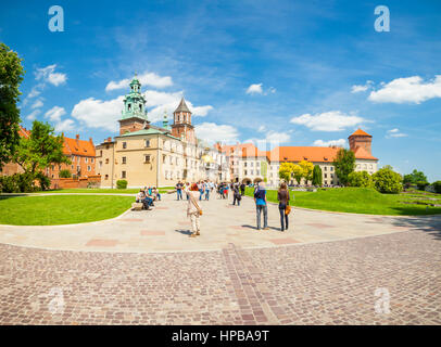 Cracovia in Polonia - Giugno 08, 2016: turisti sulla loro strada verso il famoso storico complesso il Castello Reale di Wawel e Cattedrale di Cracovia, Polonia - 0 giugno Foto Stock