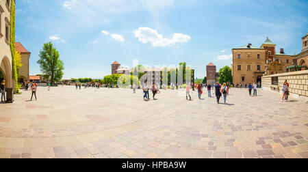 Cracovia in Polonia - Giugno 08, 2016: vista panoramica di una piazza al complesso storico di il Castello Reale di Wawel e Cattedrale di Cracovia, in Polonia - Giugno 08, 2016 Foto Stock