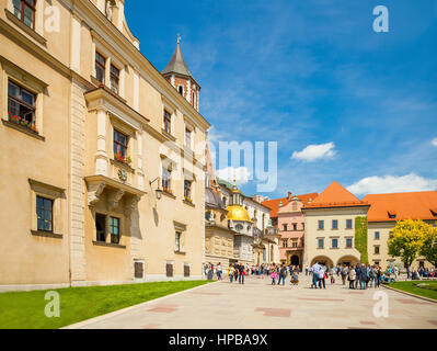 Cracovia in Polonia - Giugno 08, 2016: Turisti in piedi in gruppi a famoso storico complesso il Castello Reale di Wawel e Cattedrale di Cracovia, in Polonia - Giugno Foto Stock