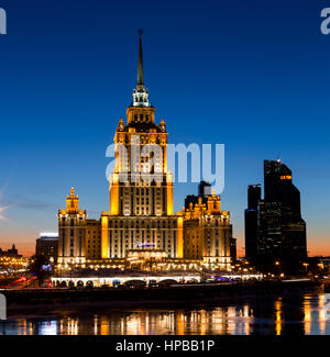 Mosca, Russia - 5 Febbraio 2017: Hotel Radisson Royal (ex "Ucraina") e Moscow International Business Center 'Mosca città' - simboli di Stalin Foto Stock