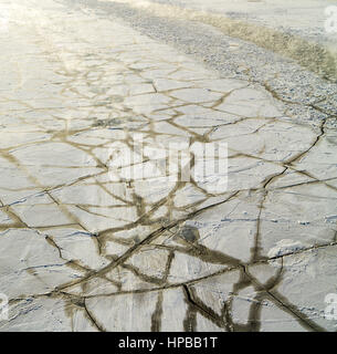 Congelati, ricoperta di ghiaccio floes fiume Moskva, back lit foto nella soleggiata freddo giorno d'inverno a Mosca, Russia Foto Stock