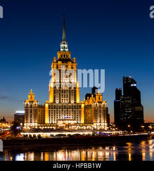 Mosca, Russia - 5 Febbraio 2017: Hotel Radisson Royal (ex "Ucraina") e Moscow International Business Center 'Mosca città' - simboli di Stalin Foto Stock