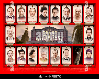 Il Grand Hotel di Budapest (2014) diretto da Wes Anderson e interpretato da Ralph Fiennes, F. Murray Abraham e Mathieu Amalric. Premiata con protagonista un cast ensemble circa un hotel concierge che è incorniciato per omicidio e deve dimostrare la propria innocenza. Foto Stock