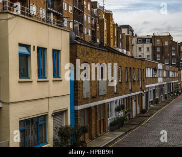 Vista su un interessante street, caratteristici edifici inglese trimestre, la combinazione di bassi e alti edifici, la vecchia architettura urbana Foto Stock