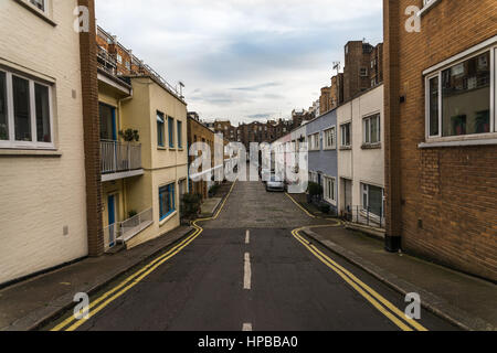 Vista su un interessante street, caratteristici edifici inglese trimestre, la combinazione di bassi e alti edifici, la vecchia architettura urbana Foto Stock