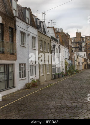 Vista su un interessante street, caratteristici edifici inglese trimestre, la combinazione di bassi e alti edifici, la vecchia architettura urbana Foto Stock