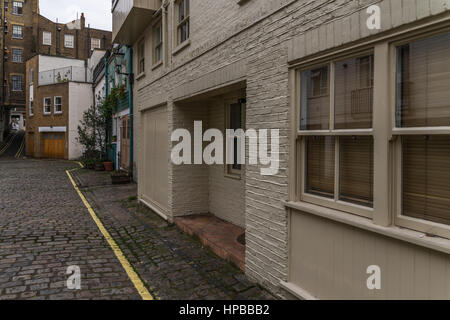 Vista su un interessante street, caratteristici edifici inglese trimestre, la combinazione di bassi e alti edifici, la vecchia architettura urbana Foto Stock