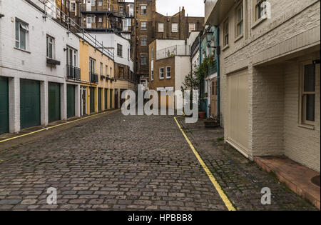 Vista su un interessante street, caratteristici edifici inglese trimestre, la combinazione di bassi e alti edifici, la vecchia architettura urbana Foto Stock