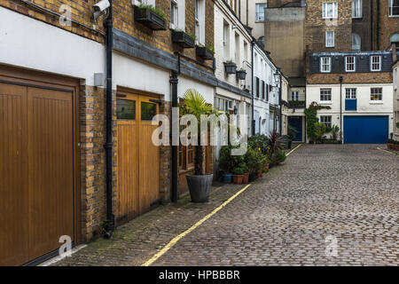 Vista su un interessante street, caratteristici edifici inglese trimestre, la combinazione di bassi e alti edifici, la vecchia architettura urbana Foto Stock