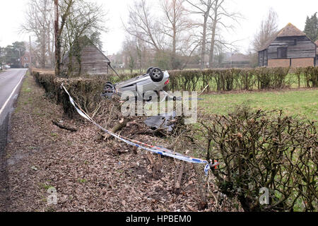 Auto ribaltata sbarcati capovolto con nastro di polizia in Charlwood vicino aeroporto di Gatwick Foto Stock